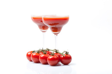Tomatensaft Smoothie vor weißem Hintergrund