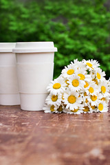 Obraz na płótnie Canvas coffee and a bouquet of daisies