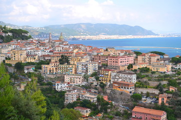 przepiekny widok na vietri sul mare na wybrzeżu amalfi, włochy