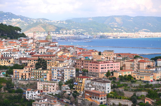 przepiekny widok na vietri sul mare na wybrzeżu amalfi, włochy