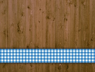 Holzbretter mit blau-weiß kariertem Streifen