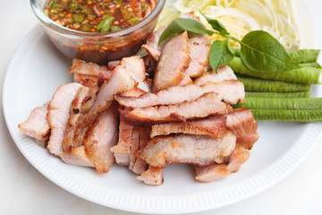 Charcoal-boiled pork neck and spicy sauce.