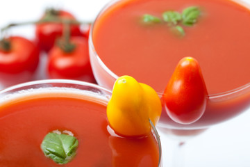 Tomatensaft Smoothie mit Cocktailtomaten und Basilikum