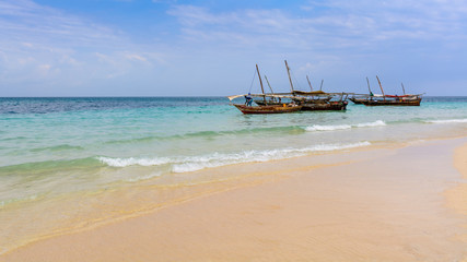 Obraz premium Zanzibar beach fishermen boat