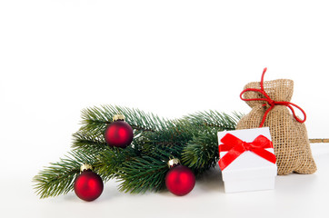 rote weihnachtskugeln mit tannenzweig