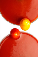 Tomatensaft-Smoothie mit Cocktailtomaten, weißer Hintergrund