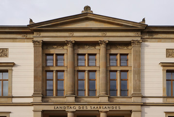 Saarländischer Landtag im Detail als unverzerrte Außenaufnahme