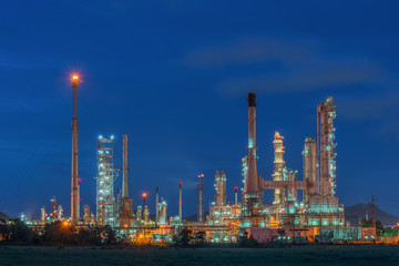 Obraz na płótnie Canvas Oil refinery at twilight sky