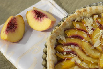 Пирог с персиками и миндалем