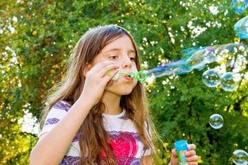 Mädchen macht Seifenblasen