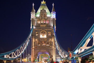 Obraz premium Tower bridge on the river Thames in night lights