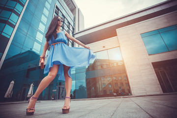 Obraz premium sexy woman is walking in the modern city