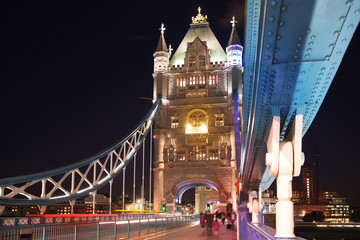 Obraz premium Tower bridge on the river Thames in night lights