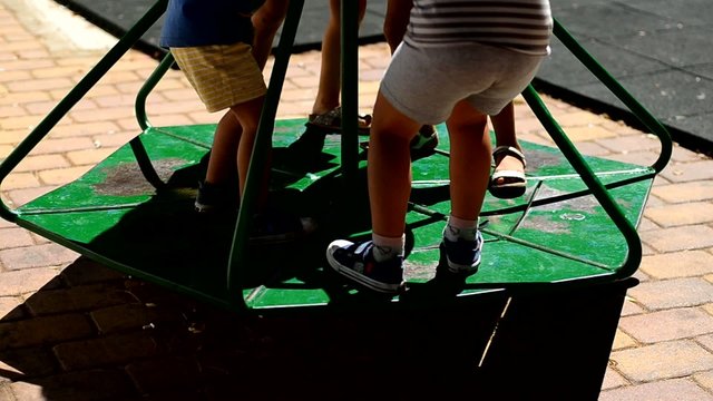 juego infantil giratorio