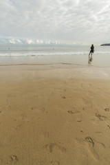 Mujer paseando por la orilla de la playa