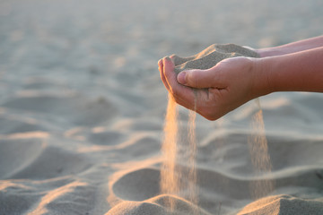 Sand rinnt durch Hände