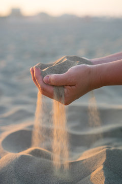 Sand rinnt durch H&auml;nde