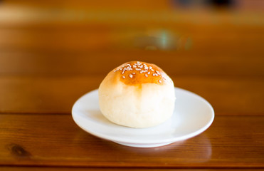Round buns with sesame