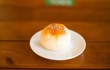 Round buns with sesame
