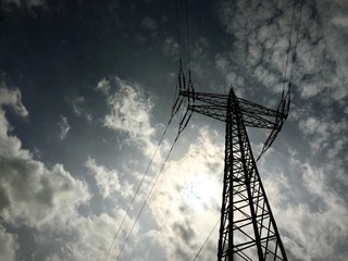 Strommast sonnt im Gegenlicht