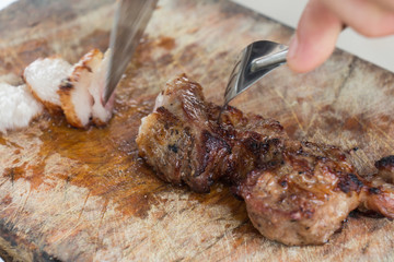 Were sliced ​​roast pork Positioned on a wooden cutting boar