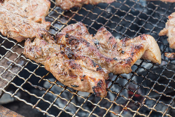 Were sliced ​​roast pork Positioned on a wooden cutting boar