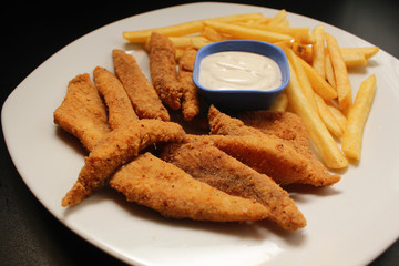 Fish fingers with fries and tartar sauce