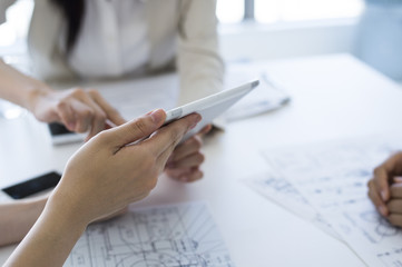 Woman to work with the tablet