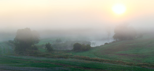 Mglisty ,słoneczny poranek nad polami i stawem © Mike Mareen