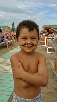 Bambino con baffi