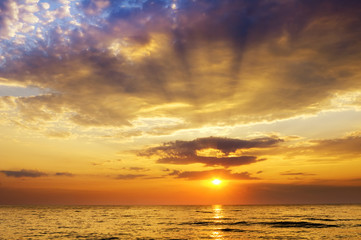 Fototapeta na wymiar sunrise over ocean