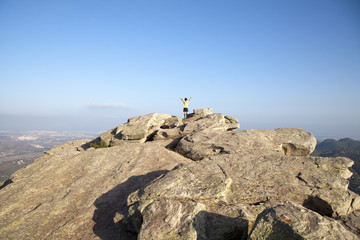 Niño en la cima de una montaña