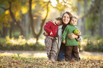 Naklejka premium Family enjoying in a autumn park.