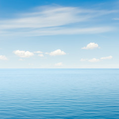 Obraz premium blue sea and sky with clouds over it