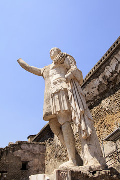 Statue des Marco Nonio Balbo am Hafen - Herkulaneum