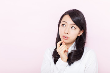 考える女性