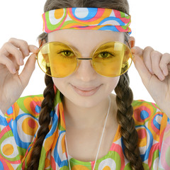 Hippie in Kostüm hält Brille