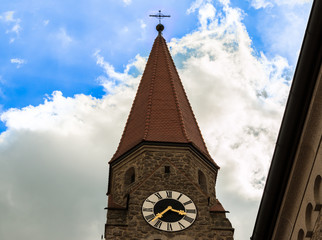 Altertümlicher Kirchturm mit Uhr
