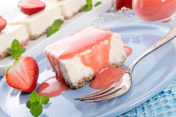 Cheese cake with strawberry sauce