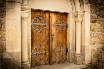 Märchenhaftes Tor aus Holz