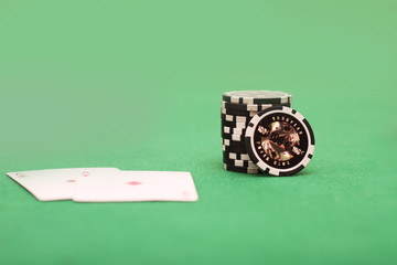 Spielkarten und Jetons auf dem Spieltisch
