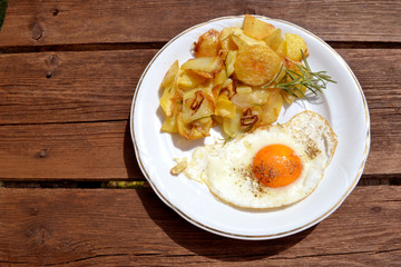 Bratkartoffeln mit Rosmarin und Spiegelei