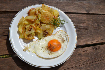 Spiegelei mit Bratkartoffeln
