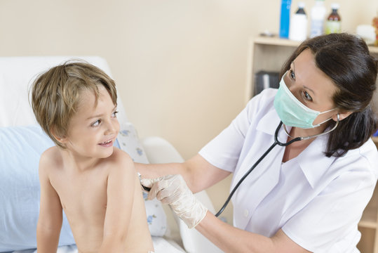 Doctor consulting a kid