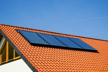 Wohnhausdach mit Solarkollektoren