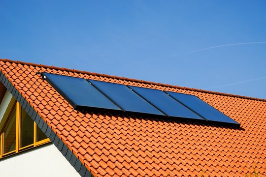 Wohnhausdach mit Solarkollektoren