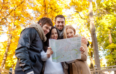 Fototapeta premium group of friends with map outdoors