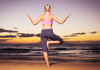Obraz premium Yoga woman at sunset