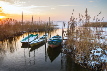 Przystań rzeczna w zimowej scenerii © Mike Mareen