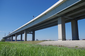 高速道路の高架橋
